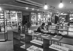 读者正在书店内安静地阅读。河南省新华书店发行集团 供图